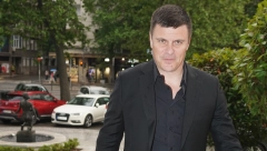 LAKŠE MI JE DA SKOČIM DA ZAPALJENE ZGRADE: Vuk Kostić priznao sve o intimnim scenama, šokirao izjavom o koleginici