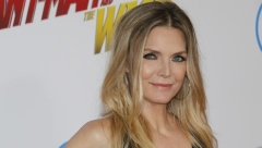 IAKO JE U SEDMOJ DECENIJI MIŠEL FAJFER IZGLEDA SAVRŠENO Ovo je tajna njene vitke linije i mladolikog izgleda