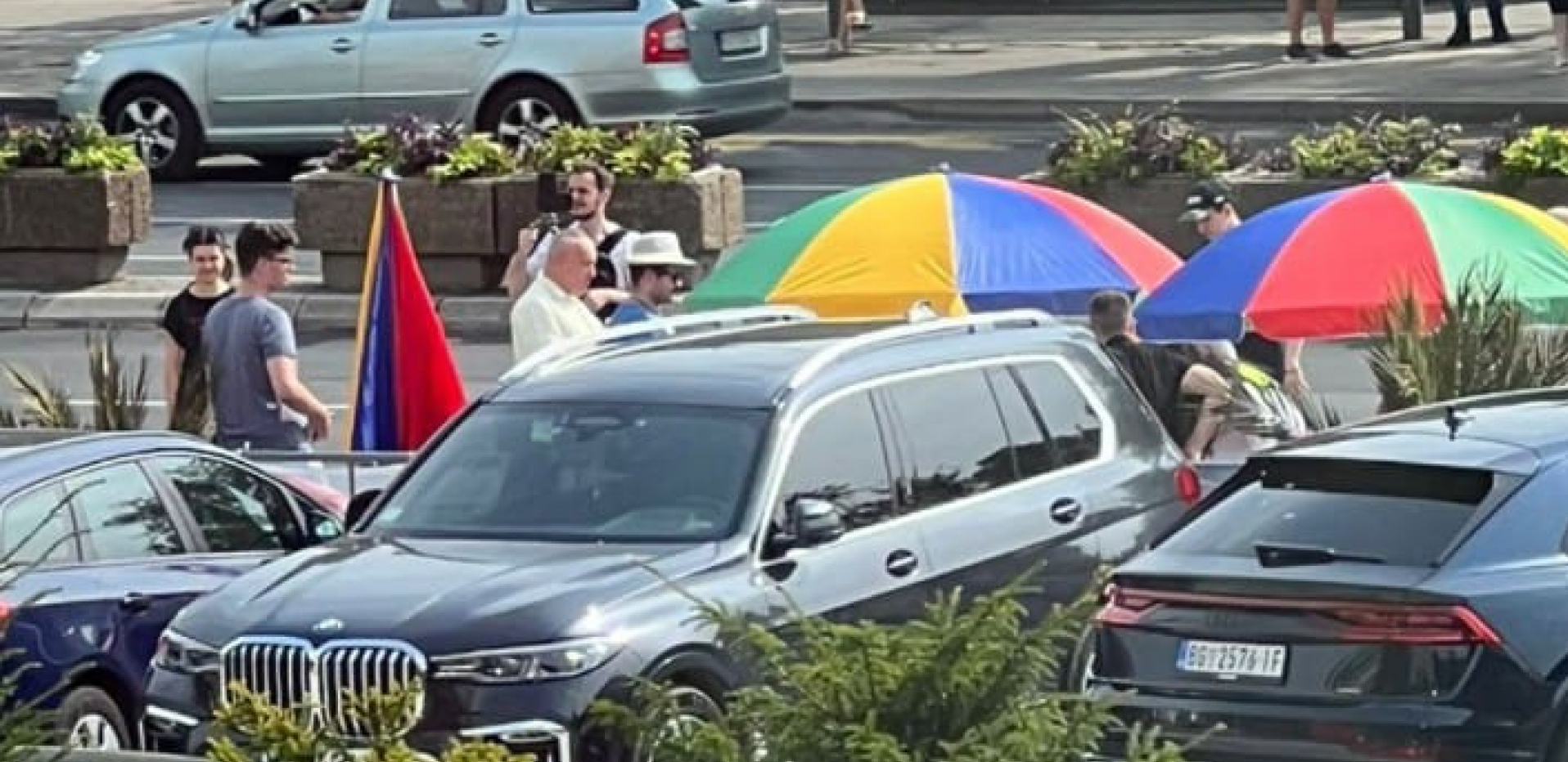 STUDENTSKI PROTEST DOŽIVEO DEBAKL Ispred Skupštine nema nikoga, ali je zato tu poznati student Srđan Milivojević (FOTO)