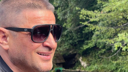 NIKAD NISAM VIDEO DA JE U BEDAKU Saradnik krajiškog pevača otkrio - Baja Mali Knindža ima strahovitu harizmu