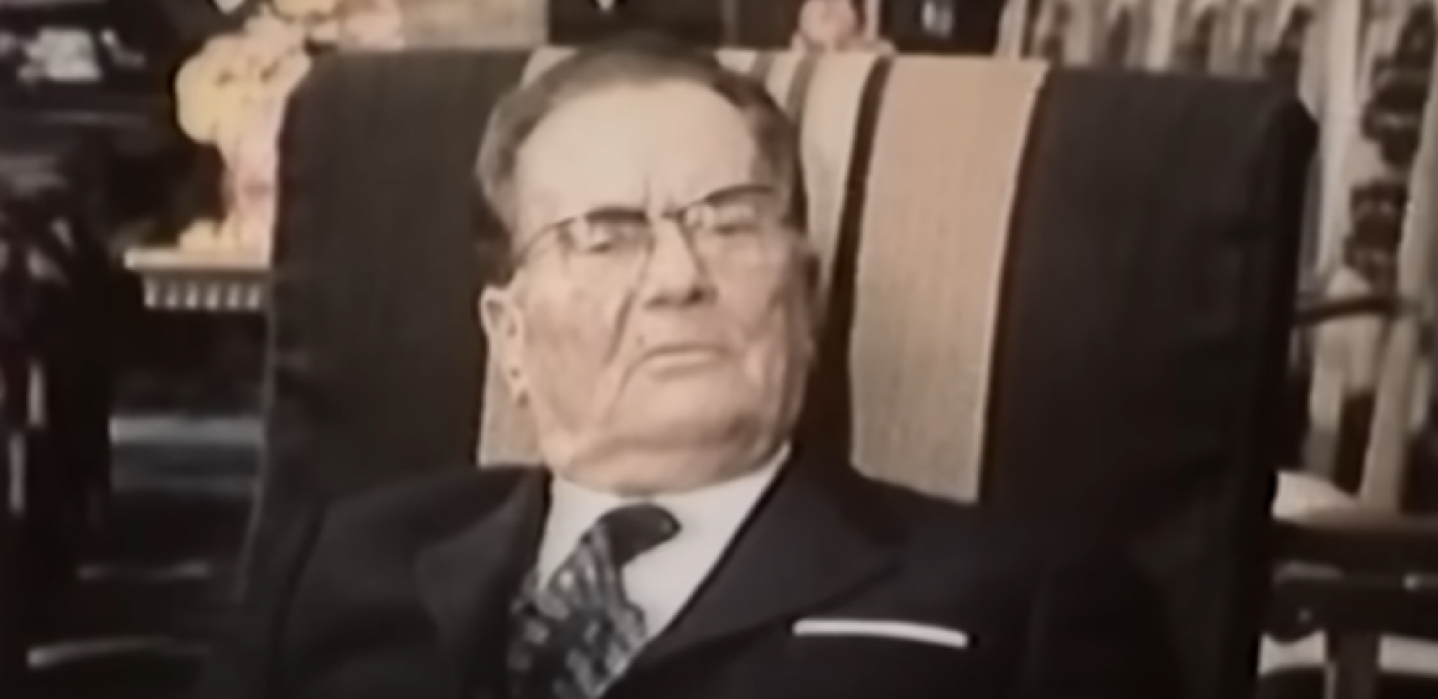 VIC DANA Opalio Tito iz sačmarice...