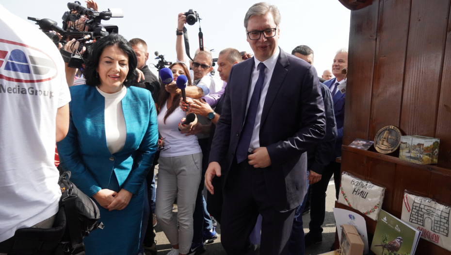 VUČIĆ ODUŠEVLJEN Nije se nadao ovakvom poklonu: Čestitam divnim ženama koje su ovo sve napravile