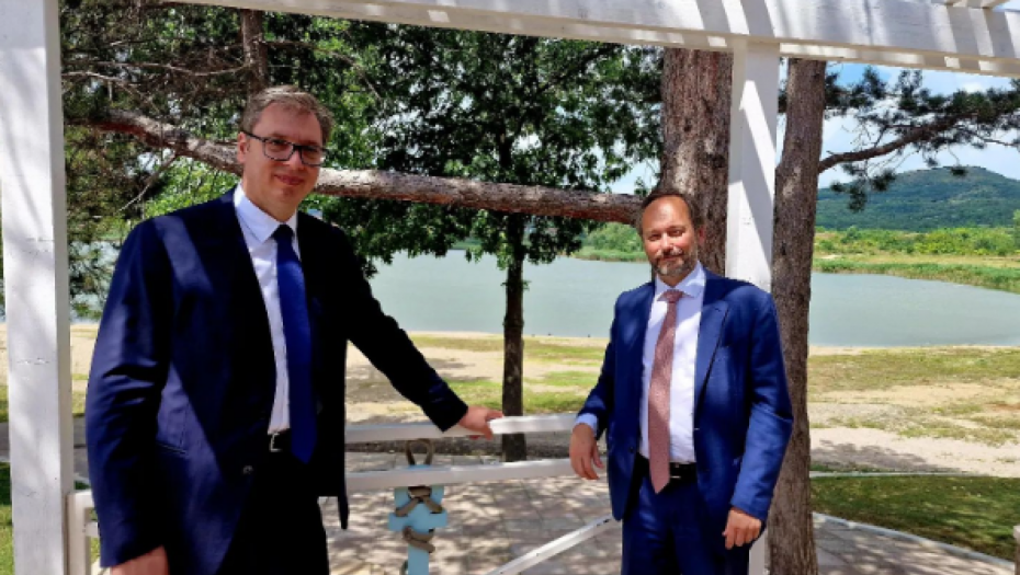 "JEDAN OD ISTINSKIH PRIRODNIH DRAGULJA SRBIJE" Vučić sa Žiofreom na Oblačinskom jezeru