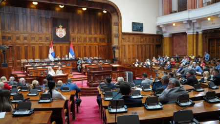 JEL TI TO TATA KUPIO? Marinika divljala u Skupštini i uništavala inventar
