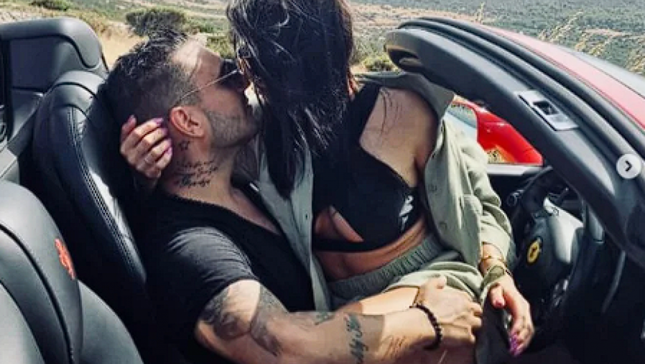 DARKO VOZI BEZ POJASA, A KATARINA MU STAVILA NOGE U KRILO Poznati pevač ponovo ne mari za zakon, u Ferariju sa ženom pravi bahanalije (FOTO)