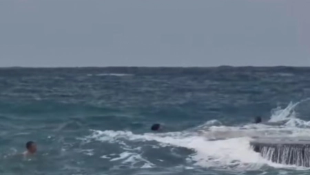 KUPAČI RIZKUJU ŽIVOTE NA OGROMNIM TALASIMA Izdato upozorenje za opasno kupanje u Crnoj Gori (VIDEO)