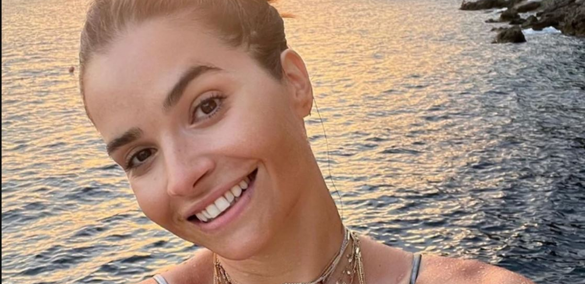 SKINULA SE NAŠA GLUMICA! Kupaći košta papreno, a od njenih poza pored bazena vam neće biti dobro