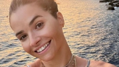 SKINULA SE NAŠA GLUMICA! Kupaći košta papreno, a od njenih poza pored bazena vam neće biti dobro