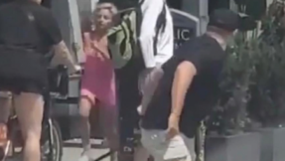 "BARBIKA" NAPALA MUŠKARCA NA ULICI Spustila torbu pa uzela oružje (VIDEO)