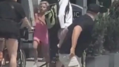 "BARBIKA" NAPALA MUŠKARCA NA ULICI Spustila torbu pa uzela oružje (VIDEO)