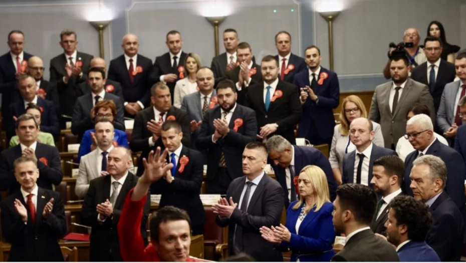 HIT IZ CG SKUPŠTINE: Pogledajte kako Spajić peva himnu - dirigent u zanosu, predsednik USTA NE OTVARA (VIDEO)