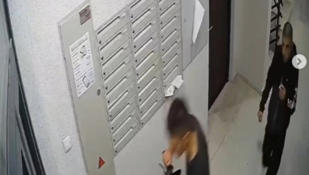 NJIH TROJICA UPALA U ZGRADU, SAMO SU GA ZDIPILI Ljudi su ga ostavili pred vratima stana na Zvezdari, ovo se desilo u 00:30