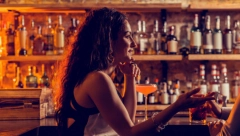 UPOZNALI SU SE PREKO INTERNETA I IZAŠLI NA PIĆE Onda joj je nepoznat dečko porukom na papiru spasio život