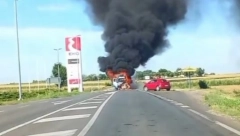 IZGOREO KAMION KOD SUBOTICE Ništa od njega nije ostalo, sve je blokirano, dim kulja u visinu od 20 metara