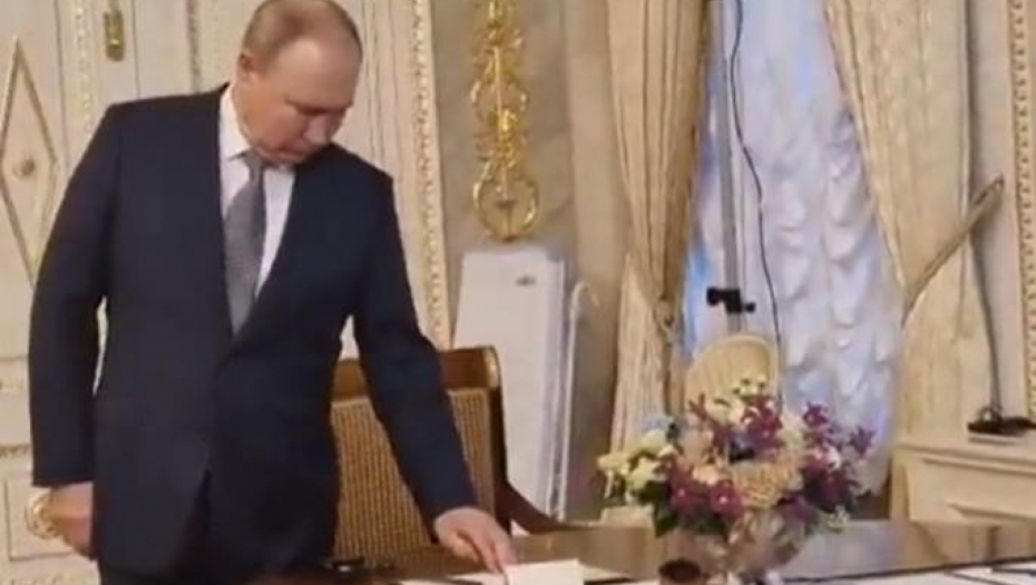 PUTINU SE OVO NE DEŠAVA PRVI PUT Kamere zabeležile bizarnu scenu (VIDEO)