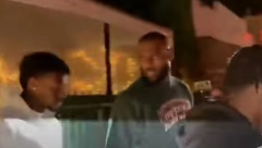 PAPARACI SU IH OKRUŽILI Lebronov sin prvi put u javnosti posle zastoja srca (VIDEO)