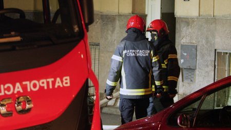 ZAPALIO SE AUTOBUS KOD ZGRADE OSNOVNOG SUDA! Požar u Nišu!