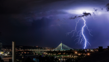 IGRA GROMOVA Oluja tutnjala glavnim gradom, jako nevreme izazvalo pustoš