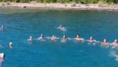 SAMO RASPALI BURAZERU Rajo zasvirao harmoniku usred mora, ovo do sada na Jadranu nije viđeno