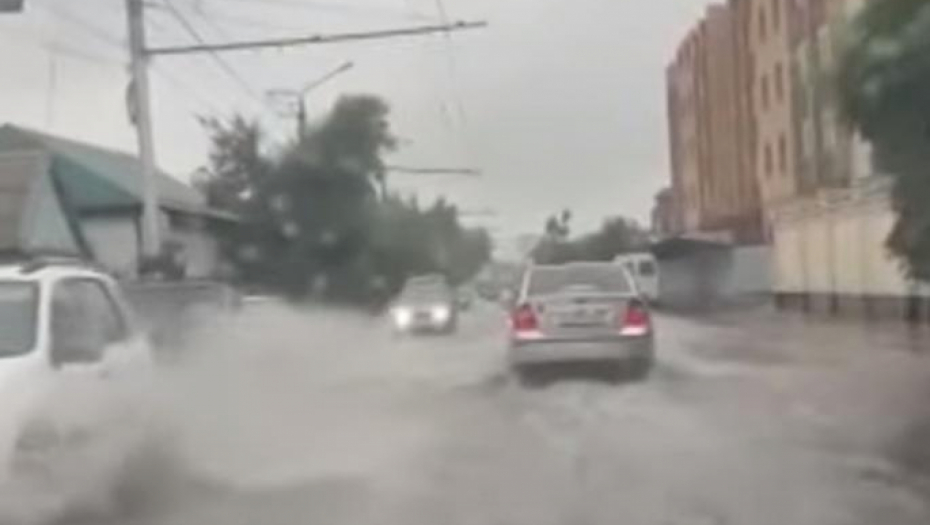 POGINULO 10 LJUDI, STRADALA I DECA Uragan u Rusiji pokosio sve pred sobom (VIDEO)