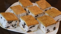 IDEALNA LETNJA POSLASTICA Ledena torta sa čokoladom i keksom, ukusna i osvežavajuća