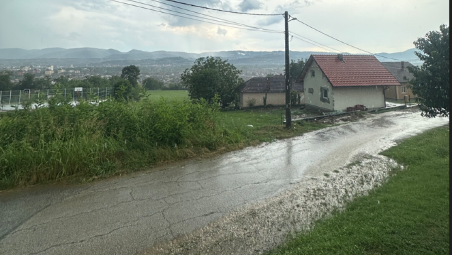 "SASTAVILO SE NEBO SA ZEMLJOM!" U Čačku tutnjio grad, ulice poplavljene i tu nije kraj nevoljama (FOTO)