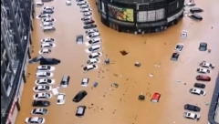 DRAMATIČNA SCENA! AUTOMOBILI PLUTAJU POSRED ULICE Tajfun Doksuri izazvao haos u Kini (VIDEO)
