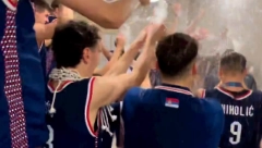 LUDNICA U SVLAČIONICI Ovako su "orlići" slavili zlato, "kupanje" za trenera (VIDEO)