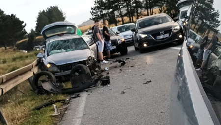 ČETVORO POVREĐENO Sudar tri automobila na putu Užice - Nova Varoš (FOTO)
