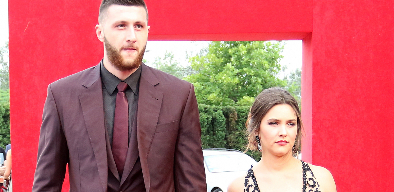 OŽENIO SE JUSUF NURKIĆ Evo kako je NBA igrač osvojio lepu naučnicu Eminu o kojoj danas priča ceo svet