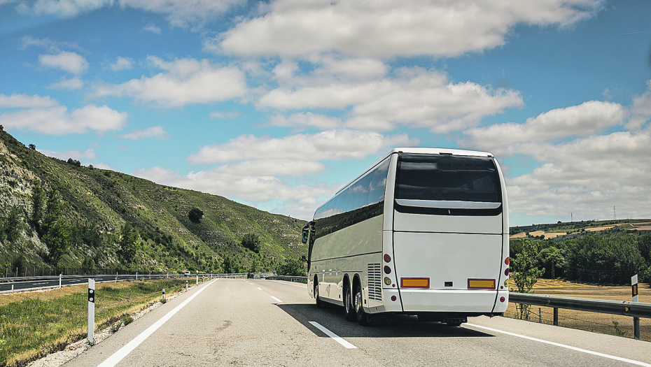 MISTERIJA U AUTOBUSU Vozili se auto-putem kad su putnici jedan po jedan počeli da padaju u nesvest