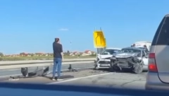 STRAVIČAN UDES NA AUTO-PUTU BEOGRAD - NOVI SAD Delovi rasuti na sve strane, u sudaru učestvovalo više vozila (VIDEO)