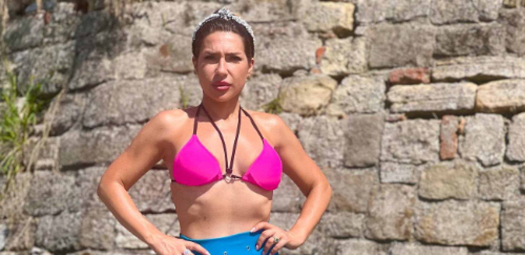 GLEDAOCI ZANEMELI KADA SU UGLEDALI JOVANU JEREMIĆ: Voditeljka pokazala gole noge, dubok šlic otkrio i više nego što treba (FOTO)