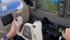 DETE UPRAVLJA AVIONOM, DOK MUŠKARAC PIJE PIVO! Veruje se da je ova scena nastala u letelici koja se srušila (VIDEO)