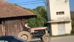 KAD STOJAN PROTERA TRAKTOR, CELO SELO U TRANSU Urnebesan video postao hit na Balkanu, "bizarno do bola"