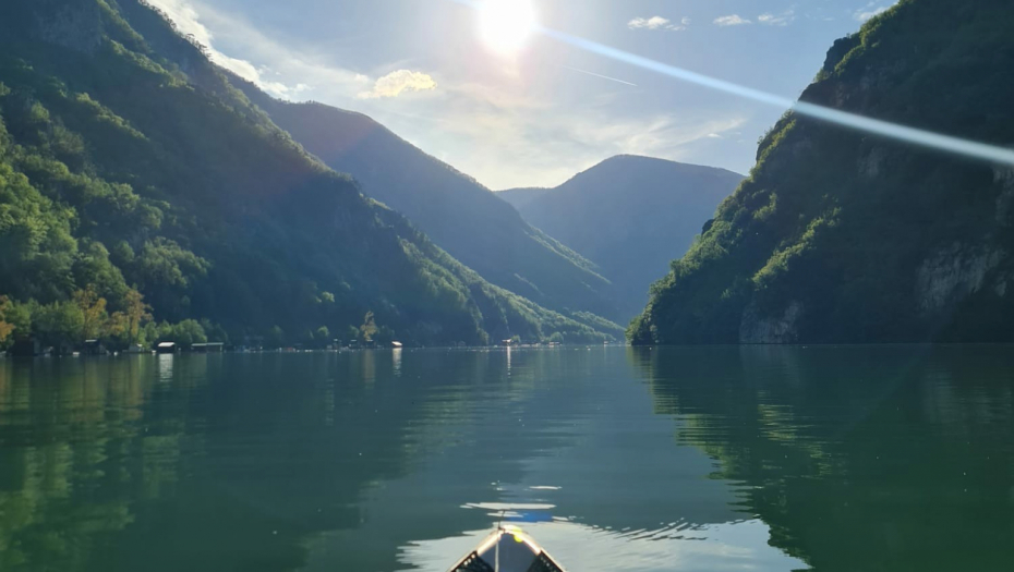 SMARAGDNOZELENA VODA I KUĆICE KOJE PLUTAJU Ovo jezero nazivaju srpskim Maldivima, sada dobija svoju plažu, a prizor će vas oduševiti (FOTO)