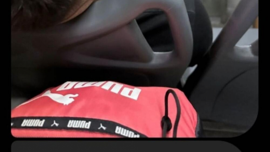 DA LI TO RADIŠ I KOD KUĆE Ponašanje mladića u autobusu 15 šokiralo putnike, kakvo vaspitanje