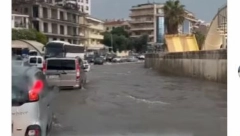 KOLAPS U BEČIĆIMA: Voda gotovo prelazi točkove automobila (VIDEO)