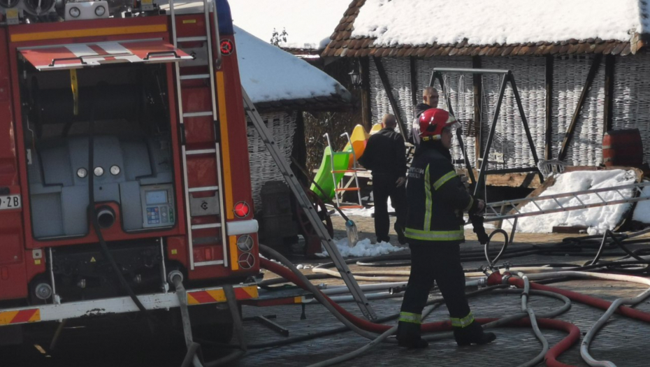 ZAPALILA SE TROSPRATNA KUĆA U NOVOM PAZARU "Čula se jaka eksplozija, a zatim smo videli gust dim"