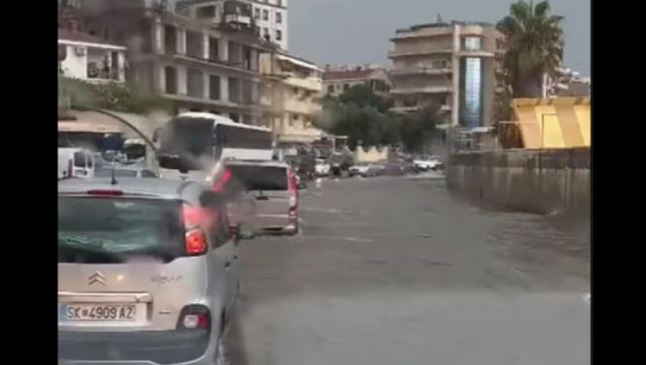 KOLAPS U BEČIĆIMA ZBOG KIŠE: Voda se izlila na magistralu, automobili jedva prolazili (VIDEO)