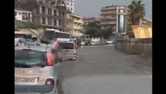 KOLAPS U BEČIĆIMA ZBOG KIŠE: Voda se izlila na magistralu, automobili jedva prolazili (VIDEO)