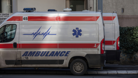 VOZILI U KONTRA SMERU, PA SE ZAKUCALI U KAMION Jedna osoba preminula, dve su povređene