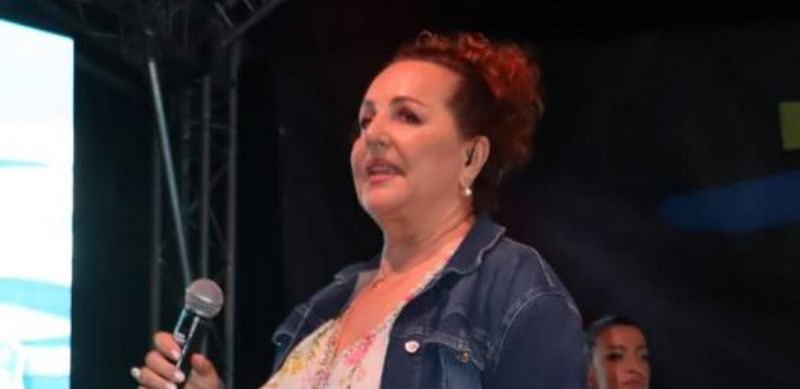 ANA BEKUTA ZABLISTALA U GROCKOJ! Pevačica se retko pojavljuje u javnosti, a sada je njen stajling raspametio prisutne (FOTO)