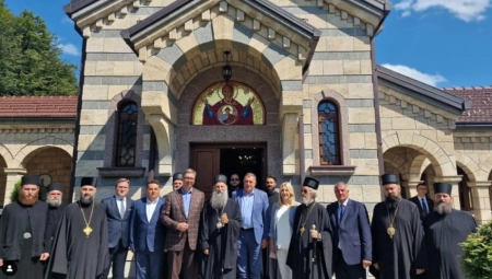 PREDSEDNIK VUČIĆ U POSETI MANASTIRU OSOVICA "Uvek mudre i blage reči Patrijarha Porfirija - ujedinjuju, okupljaju i duhovno okrepljuju"