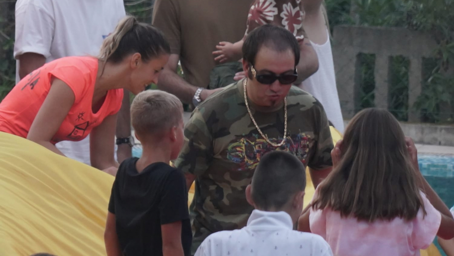 OD ANE NI TRAGA NI GLASA! Rasta stigao u luks vilu u kojoj slavi rođendan ćerke Tare, a među prvima stigli njegovi roditelji profesori! (FOTO)