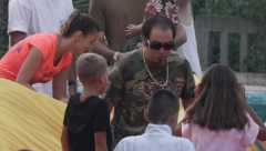 OD ANE NI TRAGA NI GLASA! Rasta stigao u luks vilu u kojoj slavi rođendan ćerke Tare, a među prvima stigli njegovi roditelji profesori! (FOTO)