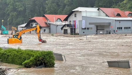 SLOVENIJA U CRVENOM Poplavljene kuće, pokrenuta klizišta, putevi neprohodni (FOTO)