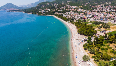 VAŽNO ZA SVE KOJI LETUJU U CRNOJ GORI Pobodene crvene zastave na dve plaže, zabranjeno je kupanje