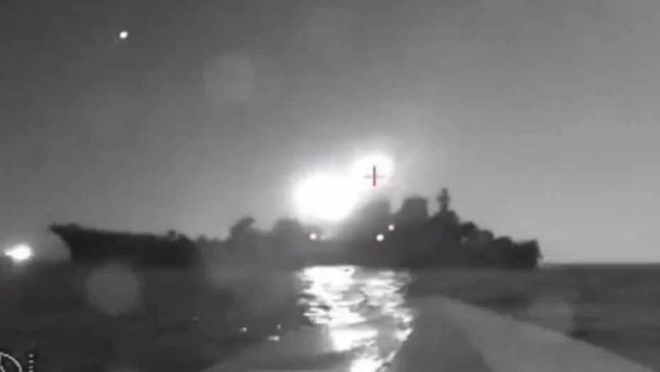 DRONOM POGOĐEN VELIKI RUSKI RATNI BROD! Objavljen snimak ukrajinskog udara (VIDEO)