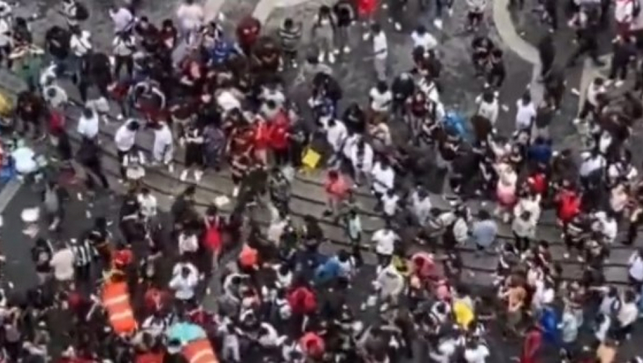 MASOVNI NEREDI U NJUJORKU, IMA POVREĐENIH Razjareni narod napada policiju, lomi automobile i izloge (VIDEO)